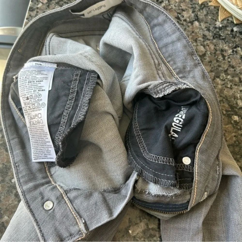 💋Levi’s 535 legging distressed jeans gray 26